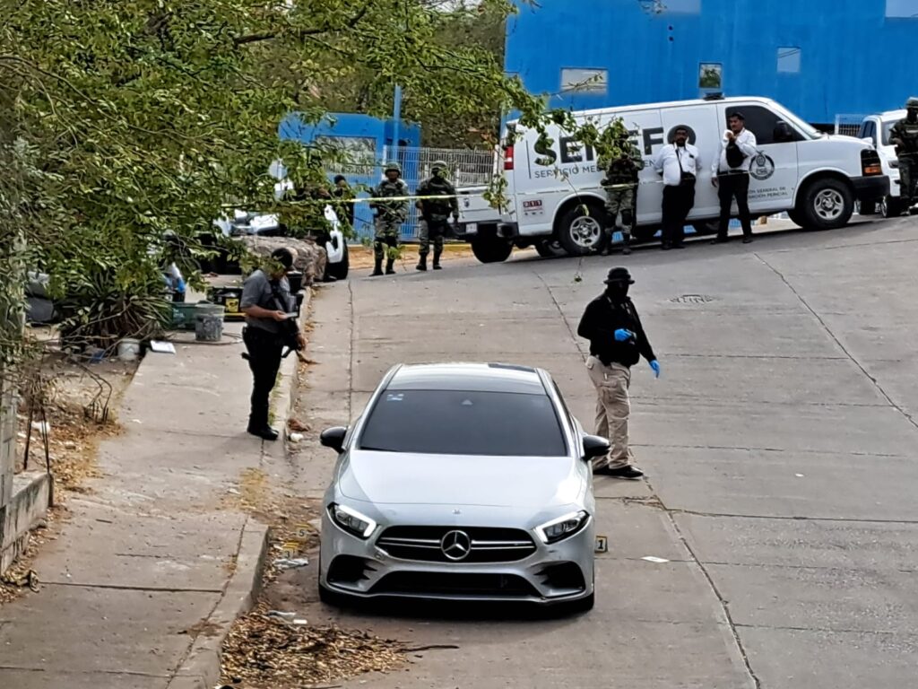 Pareja asesinada en un Mercedes Benz