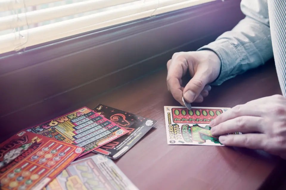 Qué hizo para ganarse la Lotería Hombre ganó un millón de dólares