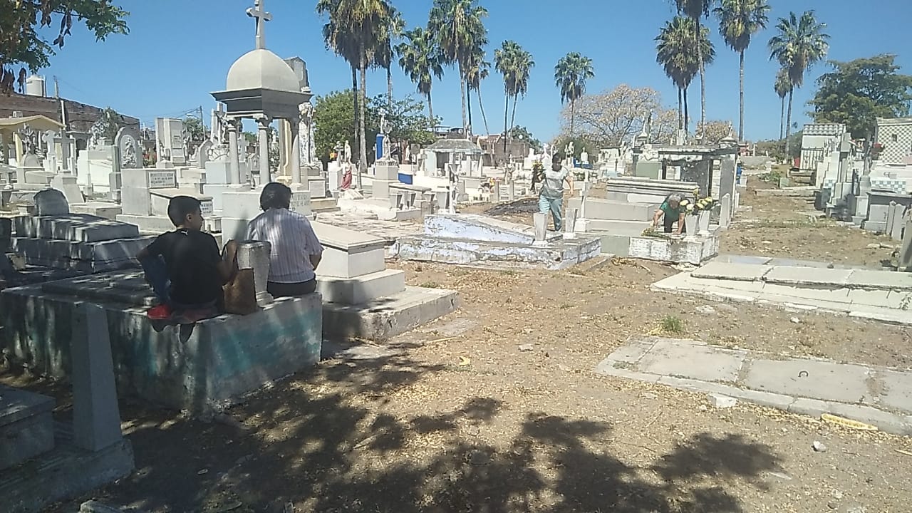 Recorrido por el panteón en el Día de las Madres