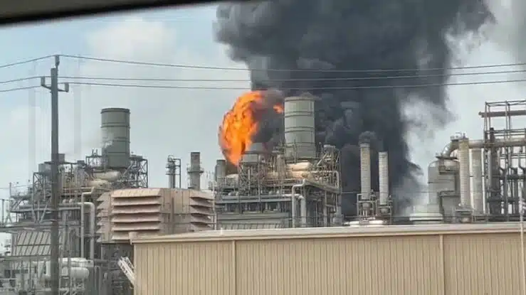 Reportan fuerte incendio en refinería de Texas; Pemex recién la habría adquirido