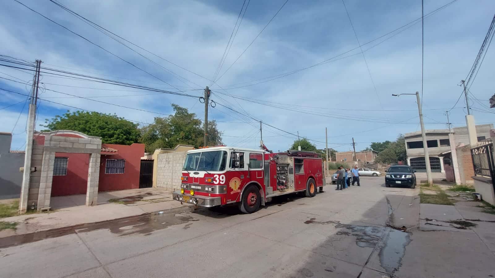 ¡Fuego en la sala! Cortocircuito en computadora causa incendio en casa de Los Cedros en Los Mochis