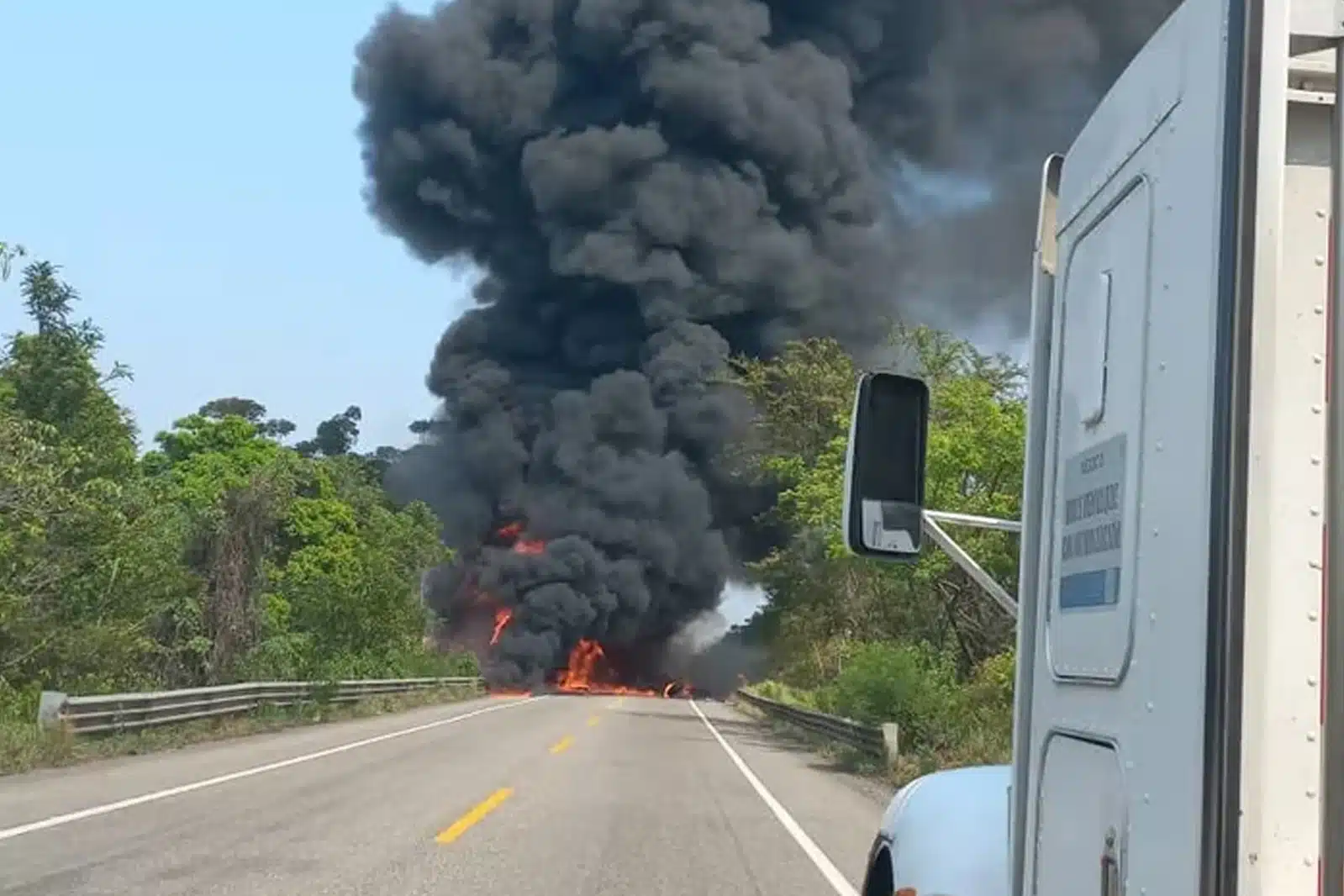 Se impactan e incendian tráileres en carretera de Chiapas a Veracruz; cuatro muertos