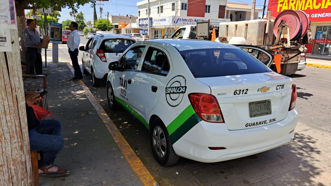 Taxistas llenan tanques para prevenir posible desabasto de gasolina por toma de Pemex