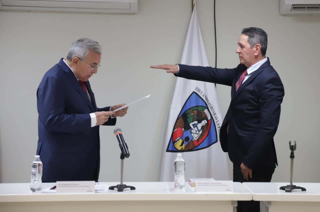 Rocha Moya toma protesta a Miguel Chávez