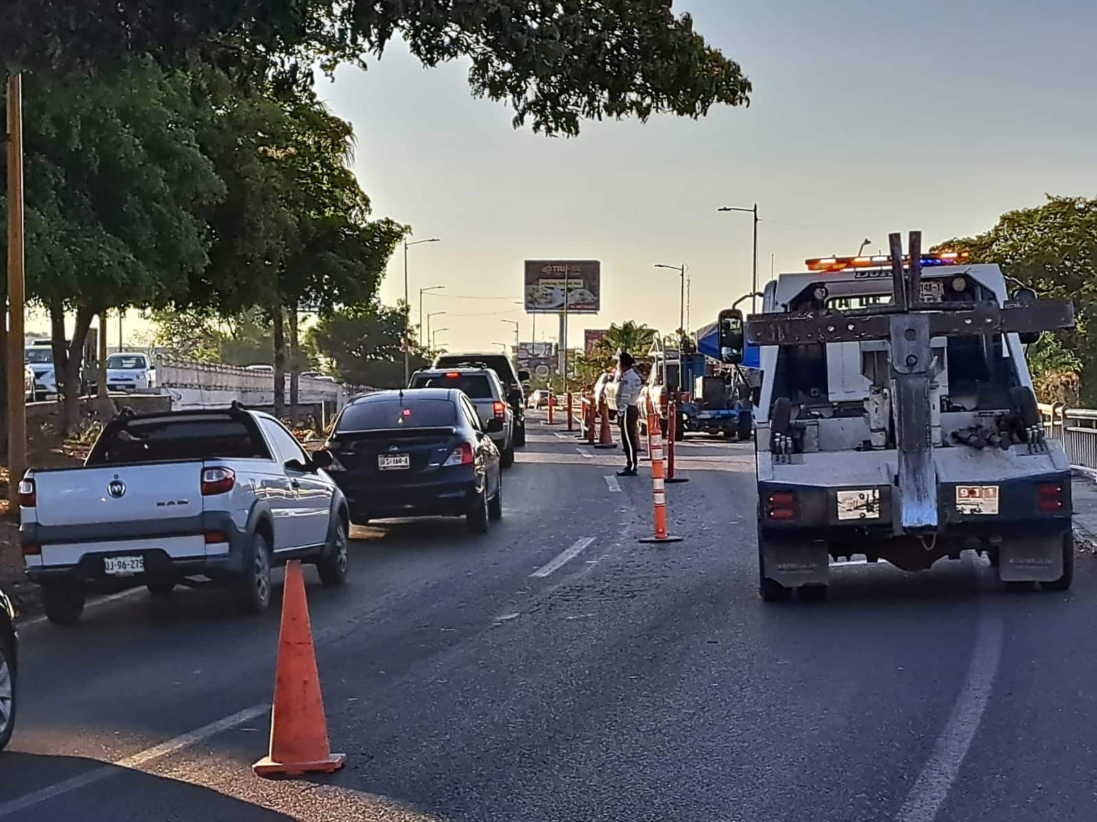 Largas filas de automóviles, camiones de carga y de trasporte público se registraron esta tarde de miércoles sobre la avenida José Limón