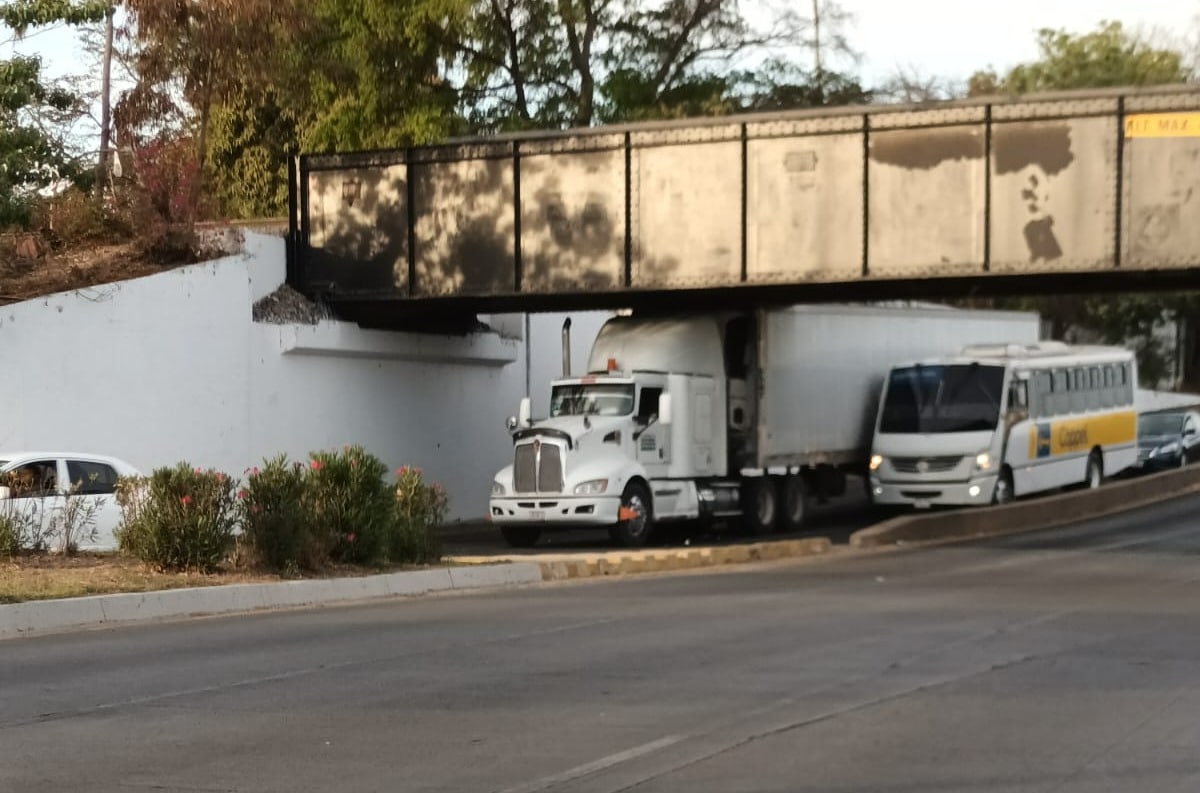 Tráiler atorado Puente Negro Culiacán