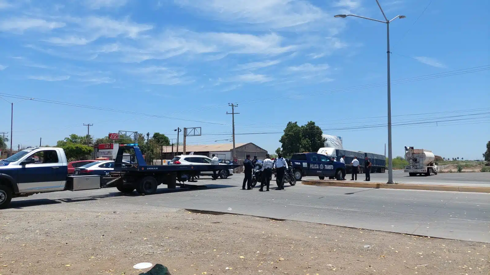 Tránsito bloquea la carretera (2)