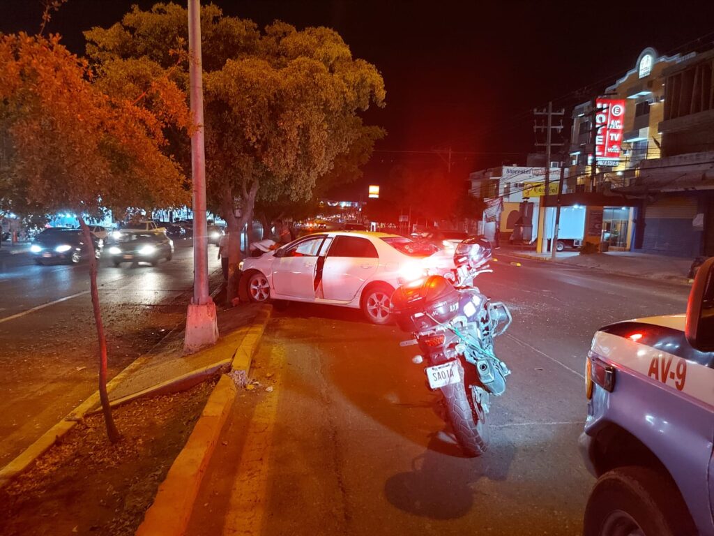 Un Kia se estrella contra un árbol; mañana de 10 de mayo accidentada se registra en Mazatlán