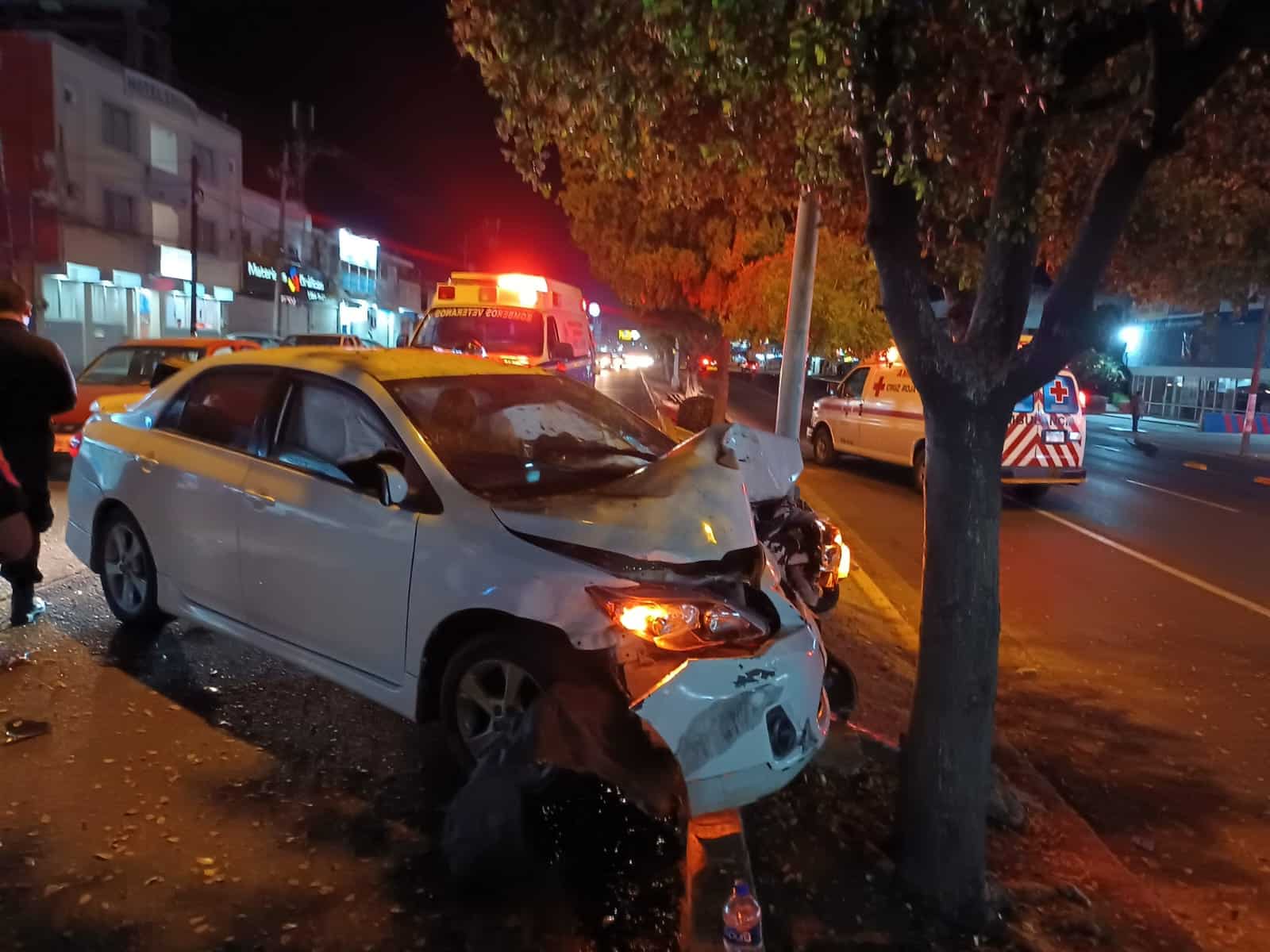 Un Kia se estrella contra un árbol; mañana de 10 de mayo accidentada se registra en Mazatlán