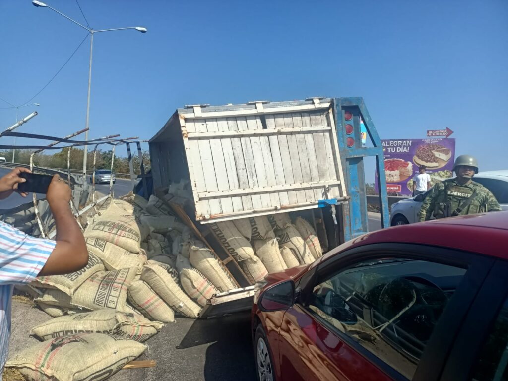 Volcadura Torton Café Mazatlán