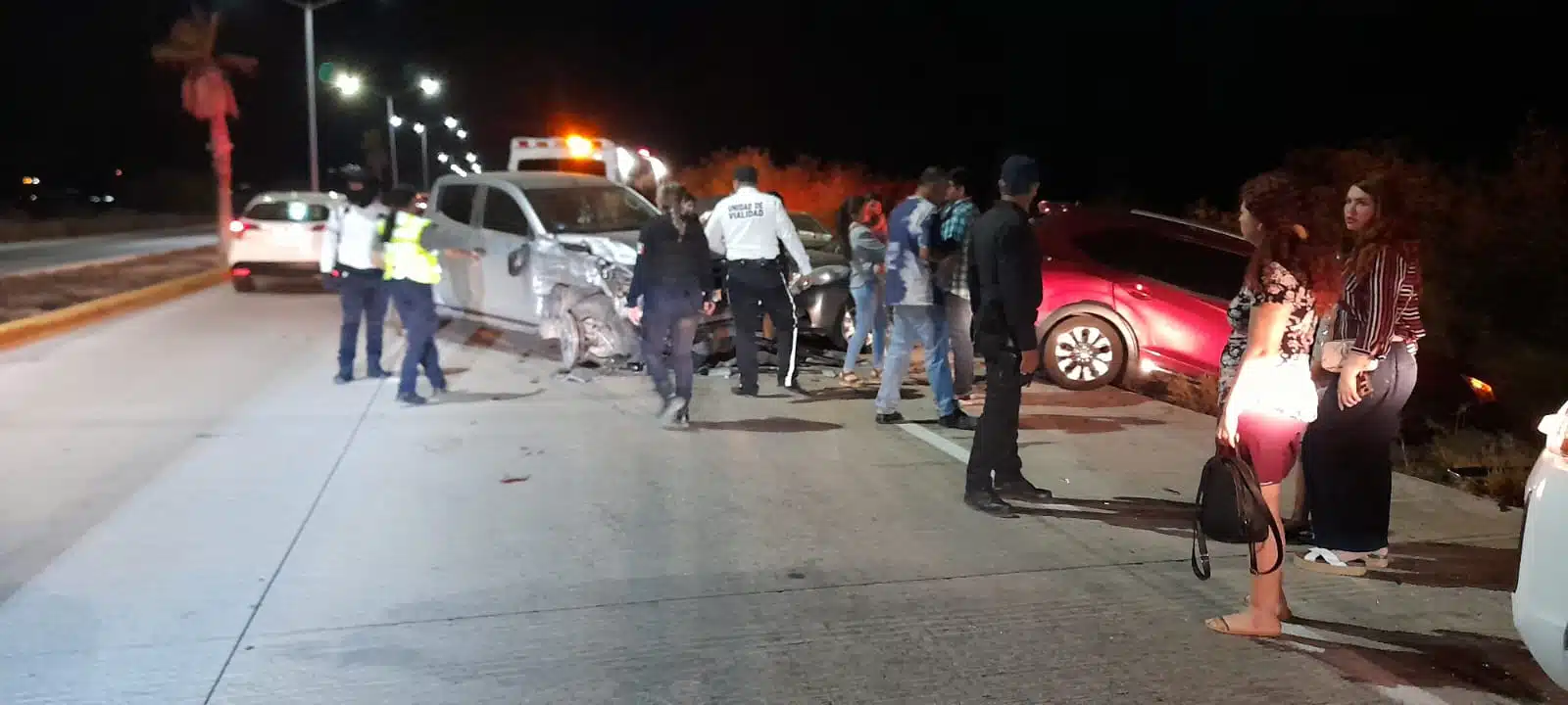 Catorce lesionados resultan de carambola por la carretera Los Mochis-Topolobampo 