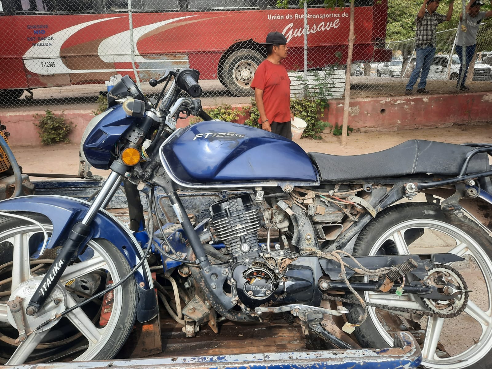 Tras embestir a motociclista con su camioneta en Guasave, conductor huye abandonando la unidad