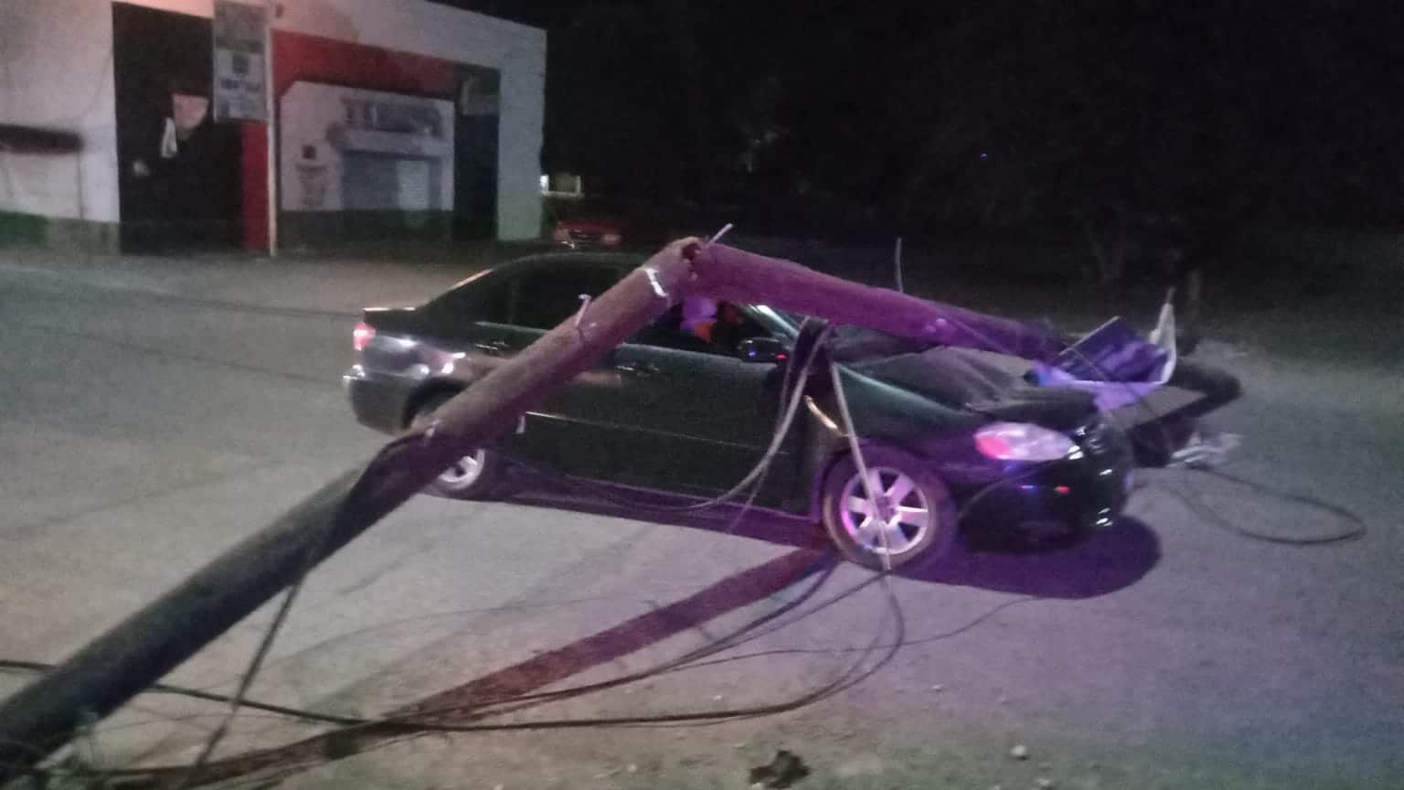 A su carro le cayó un poste que derribó el tren en Guasave; ahora le piden 8 mil pesos por liberarlo