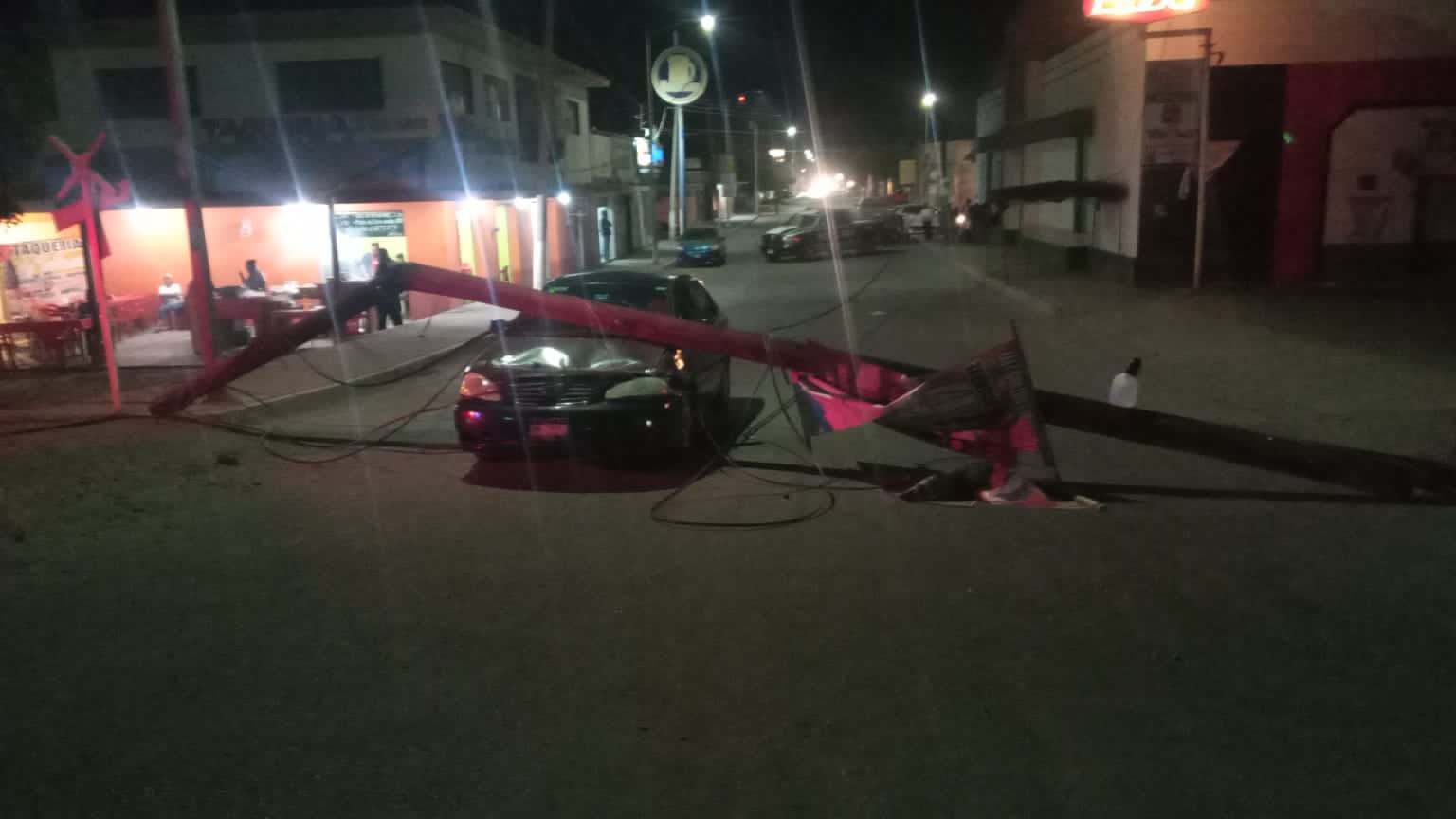 A su carro le cayó un poste que derribó el tren en Guasave; ahora le piden 8 mil pesos por liberarlo
