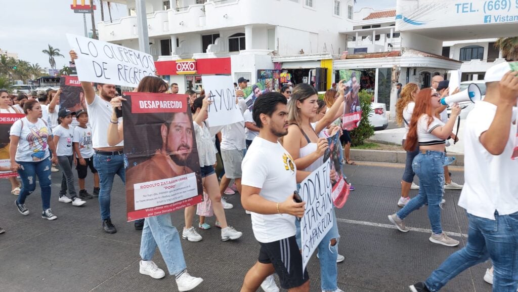 Toman de nuevo el malecón de Mazatlán: Exigen familiares la aparición de Rodolfo y José Adrián