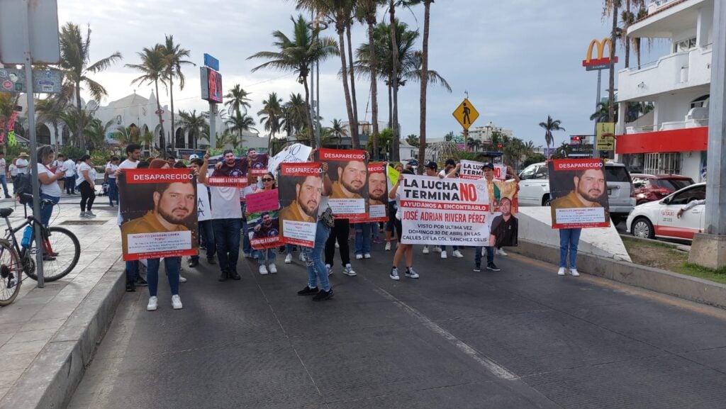 Toman de nuevo el malecón de Mazatlán: Exigen familiares la aparición de Rodolfo y José Adrián