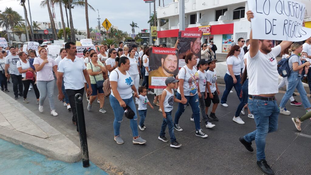 Toman de nuevo el malecón de Mazatlán: Exigen familiares la aparición de Rodolfo y José Adrián