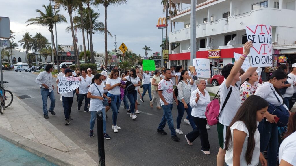 Toman de nuevo el malecón de Mazatlán: Exigen familiares la aparición de Rodolfo y José Adrián