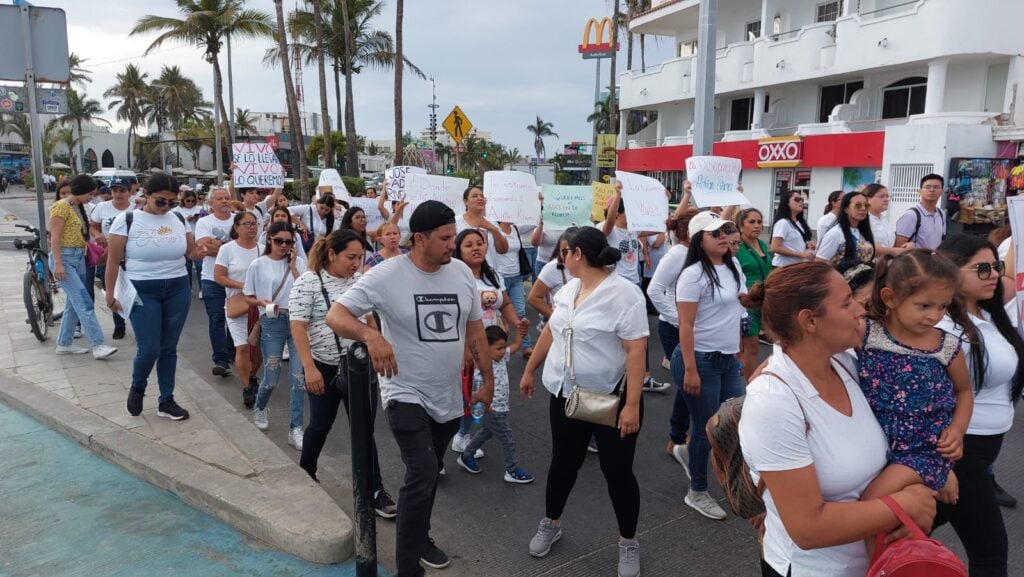 Toman de nuevo el malecón de Mazatlán: Exigen familiares la aparición de Rodolfo y José Adrián