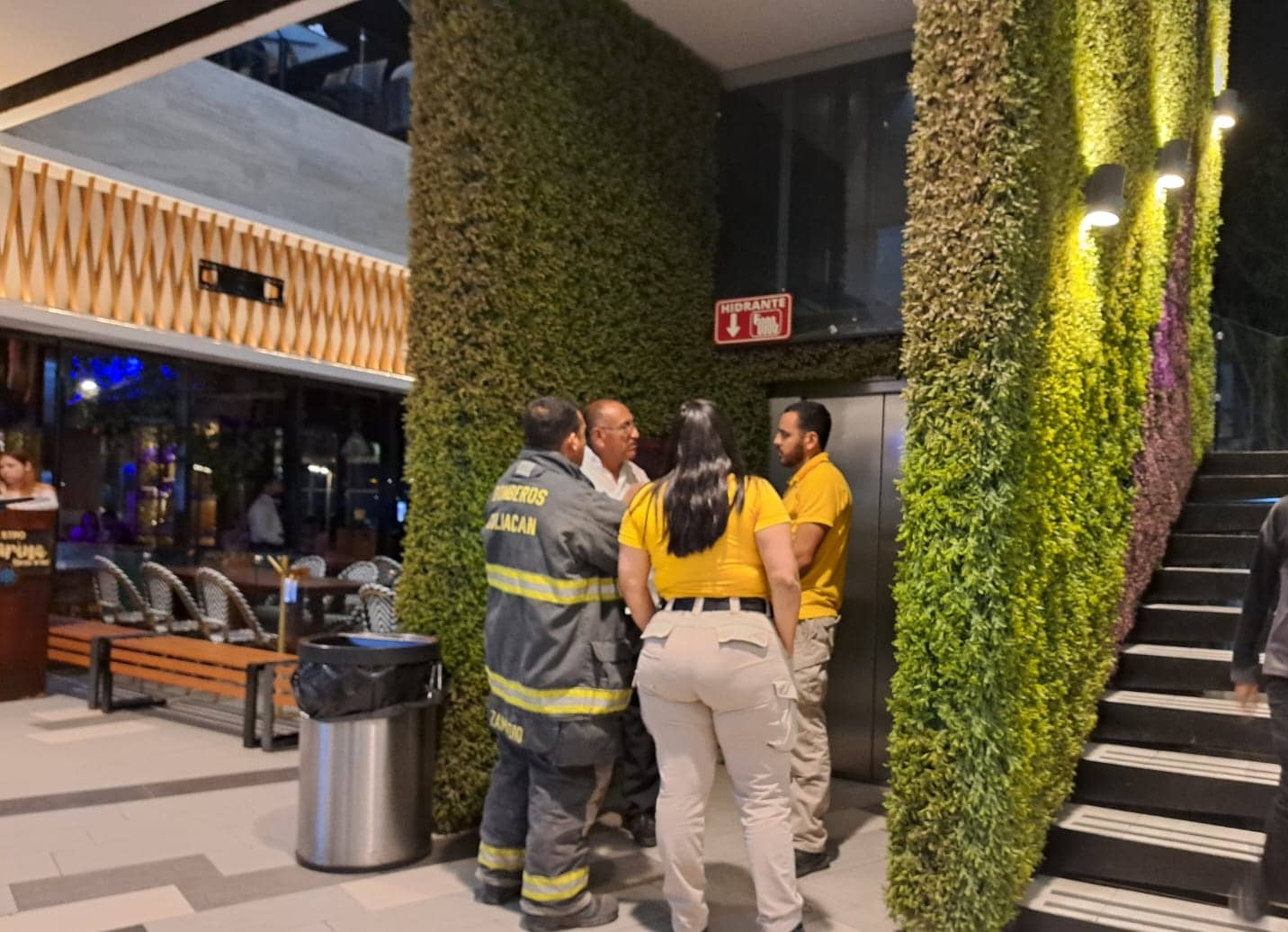 ¡Por 40 minutos! Quedan atrapados seis jóvenes en elevador de plaza del Tres Ríos, en Culiacán