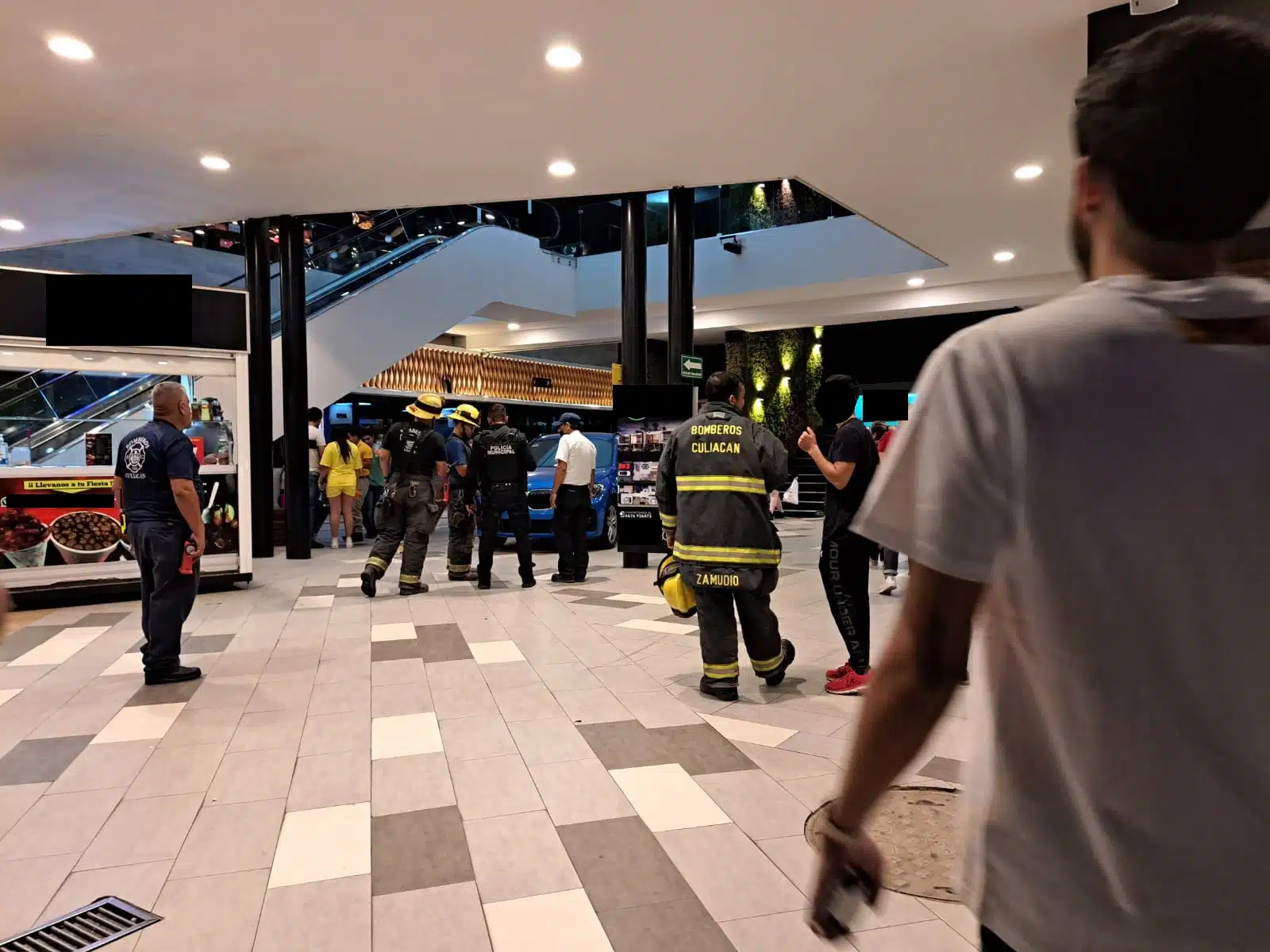 ¡Por 40 minutos! Quedan atrapados seis jóvenes en elevador de plaza del Tres Ríos, en Culiacán