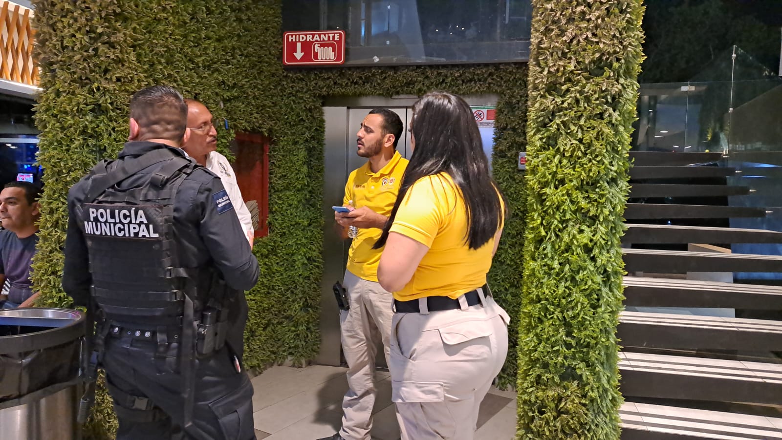 ¡Por 40 minutos! Quedan atrapados seis jóvenes en elevador de plaza del Tres Ríos, en Culiacán