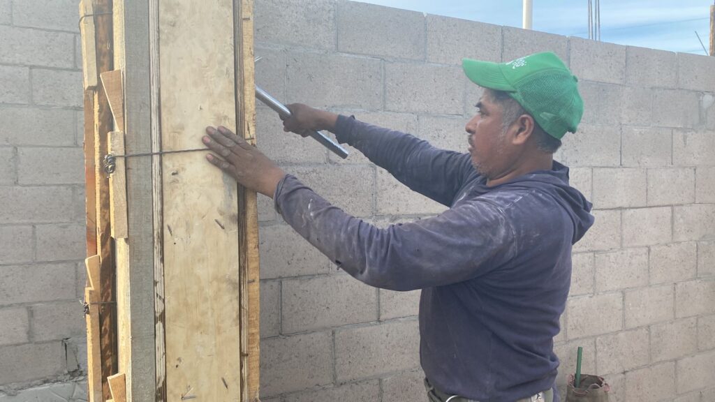 Lejos de su tierra y su familia, celebra Luis Alfredo el Día del Albañil en Mazatlán