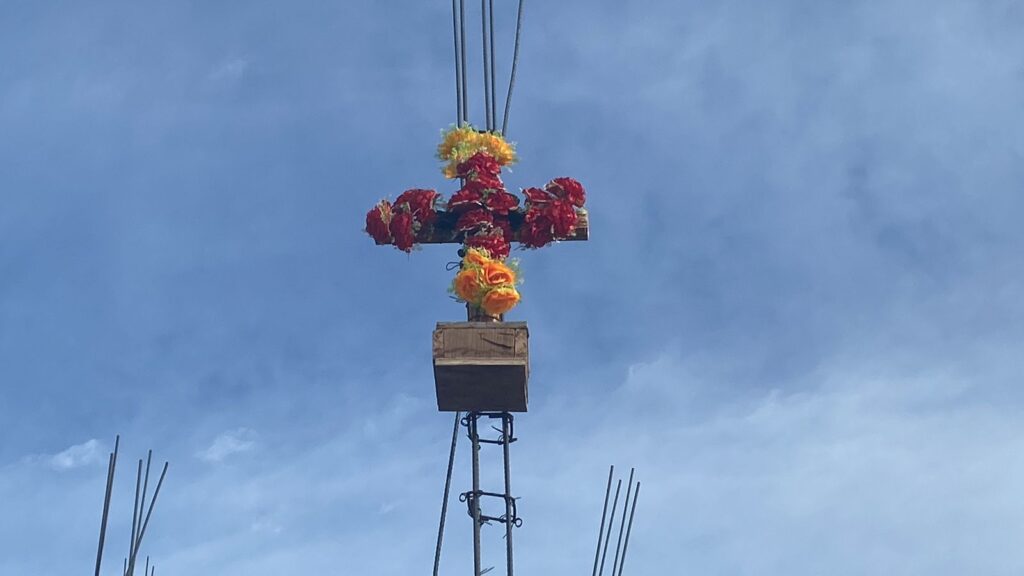 Lejos de su tierra y su familia, celebra Luis Alfredo el Día del Albañil en Mazatlán