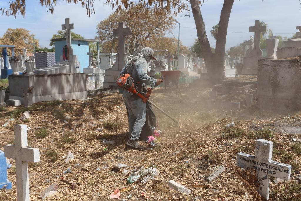 ¡Los dejan limpios! Preparan panteones de Mazatlán para el Día de las Madres