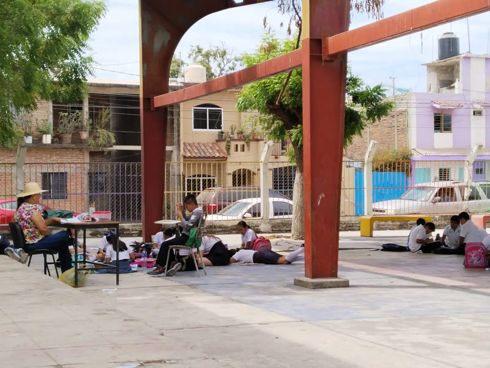 ¡Aulas de riesgo! Alumnos de primaria toman clases bajo la techumbre en Escuinapa