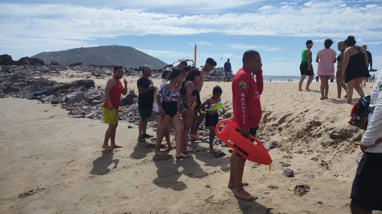 ¡Ya se los llevaba el mar! Rescatan a dos jóvenes turistas de Zacatecas de morir ahogados en Mazatlán