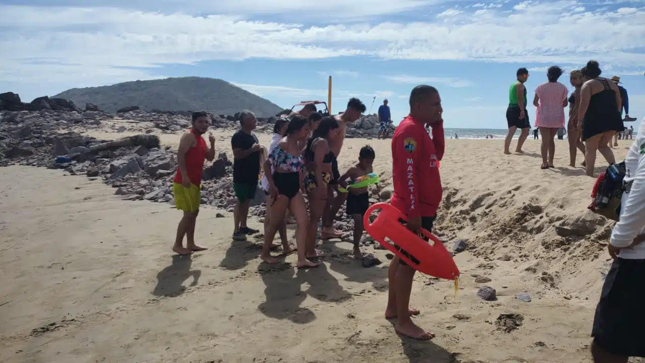 ¡Ya se los llevaba el mar! Rescatan a dos jóvenes turistas de Zacatecas de morir ahogados en Mazatlán