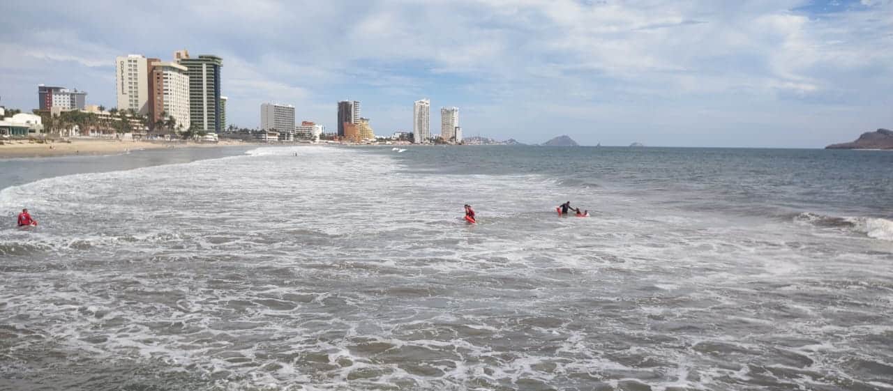 ¡Ya se los llevaba el mar! Rescatan a dos jóvenes turistas de Zacatecas de morir ahogados en Mazatlán