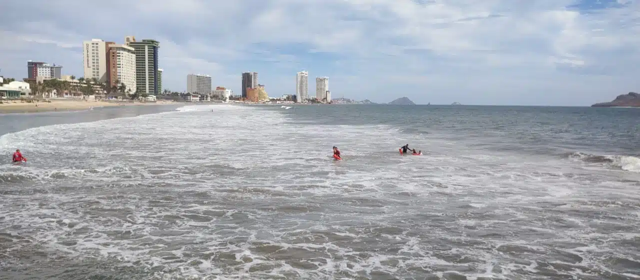 ¡Ya se los llevaba el mar! Rescatan a dos jóvenes turistas de Zacatecas de morir ahogados en Mazatlán