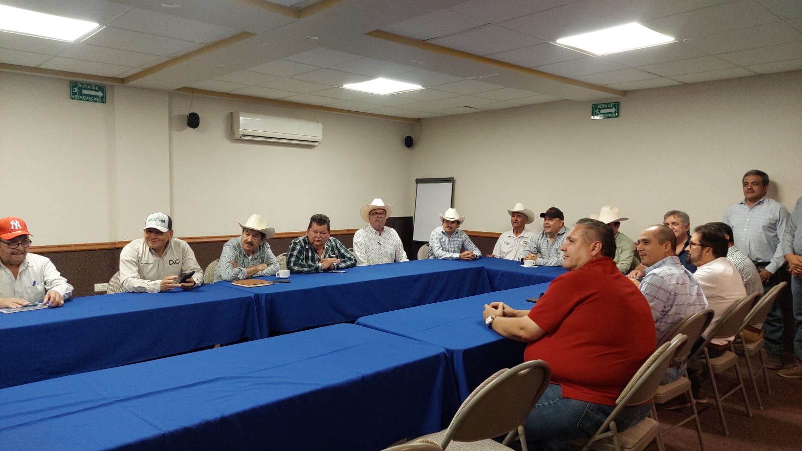Agricultores grandes y pequeños van juntos a la toma de Pemex en Topolobampo, advierten