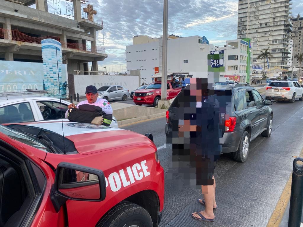 Rescatan a turista de Zacatecas de morir ahogada en Mazatlán; fue llevada a un hospital