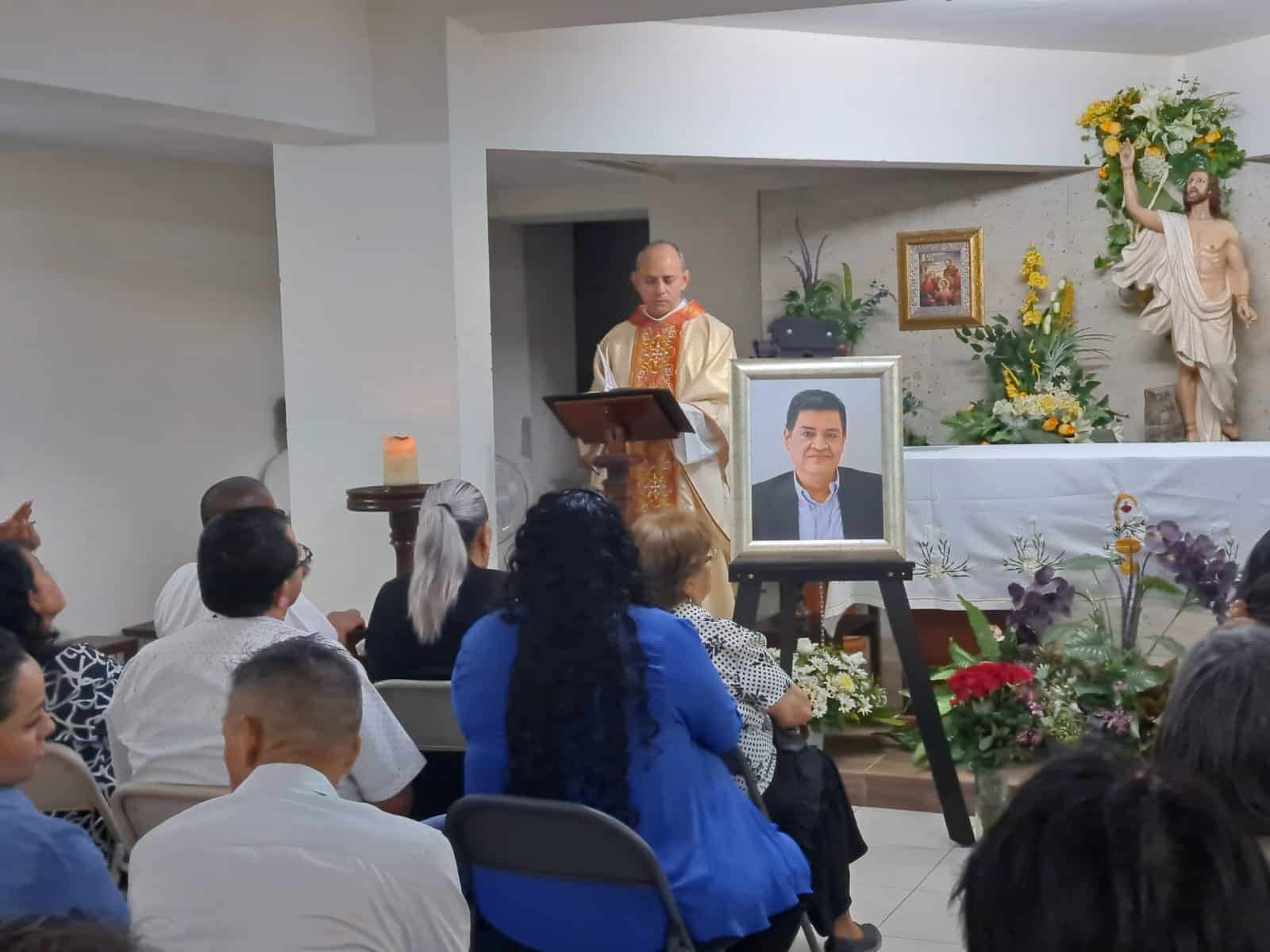 Rezan por el eterno descanso del periodista Luis Enrique Ramírez a un año de su asesinato