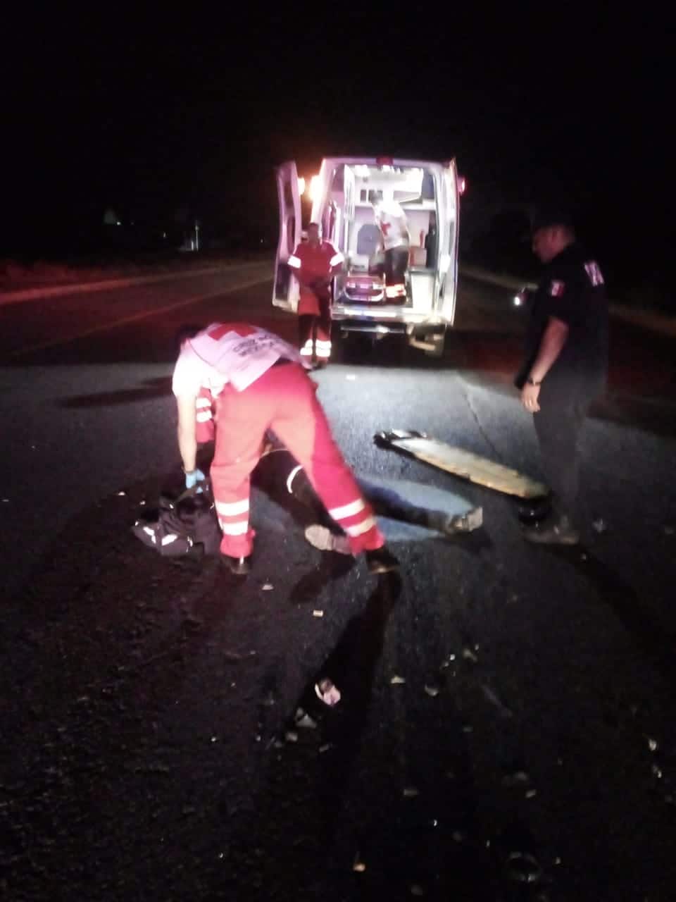 ¡Fatal desenlace! Joven quedó tirado en la México 15, tras choque; vestía playera azul y pantalón negro