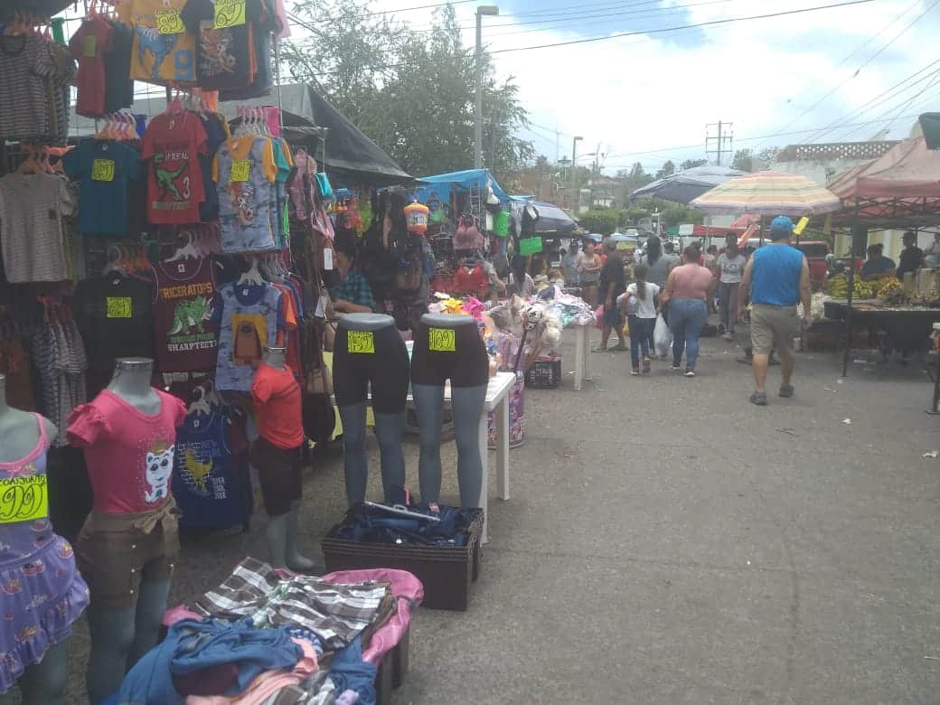 ¡Ya se acerca! Mazatlecos acuden a tianguis dominicales a buscar el regalo para mamá
