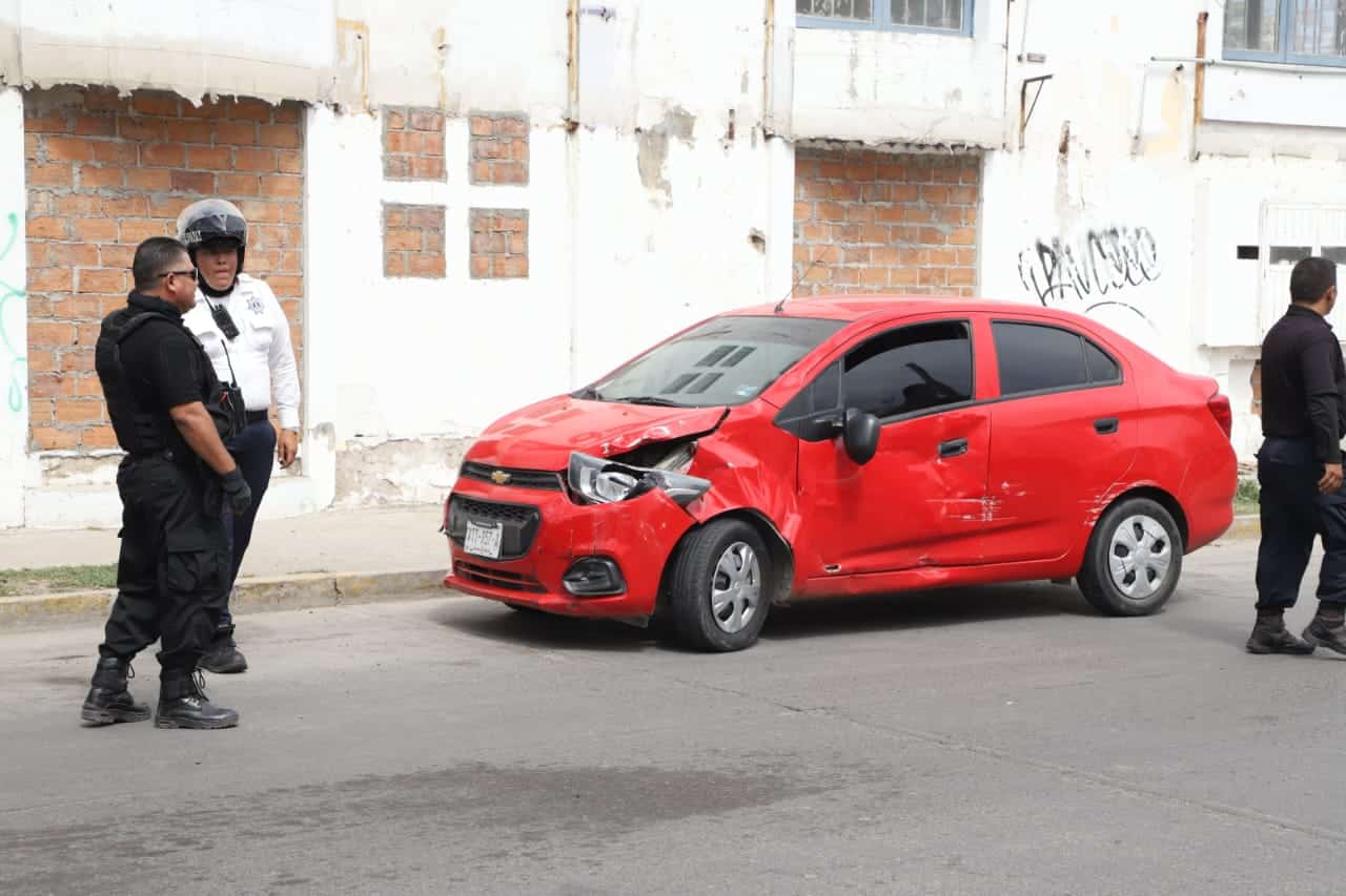 ¡Le quiso ganar al auto! Motociclista terminó lesionado tras percance vial en Mazatlán