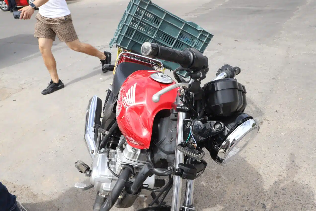 ¡Le quiso ganar al auto! Motociclista terminó lesionado tras percance vial en Mazatlán
