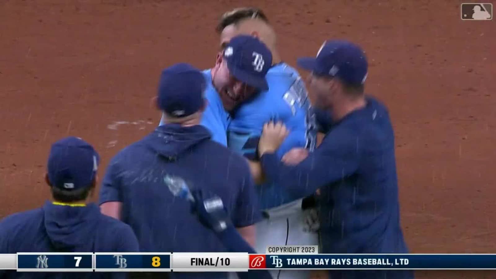 VIDEO: ¡En el terreno! Mexicano Isaac Paredes regó a los Yankees de Nueva York