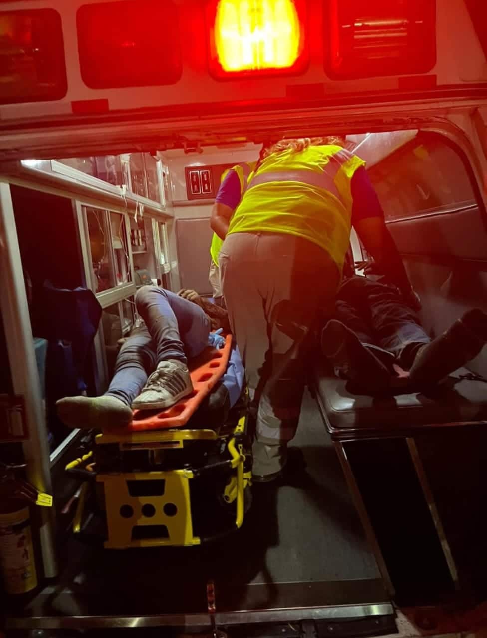 ¡Increíble rescate! Pareja quedó atrapada bajo un torton en accidente por la autopista Mazatlán-Culiacán