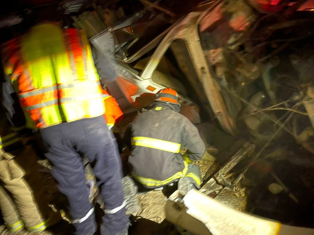 ¡Increíble rescate! Pareja quedó atrapada bajo un torton en accidente por la autopista Mazatlán-Culiacán