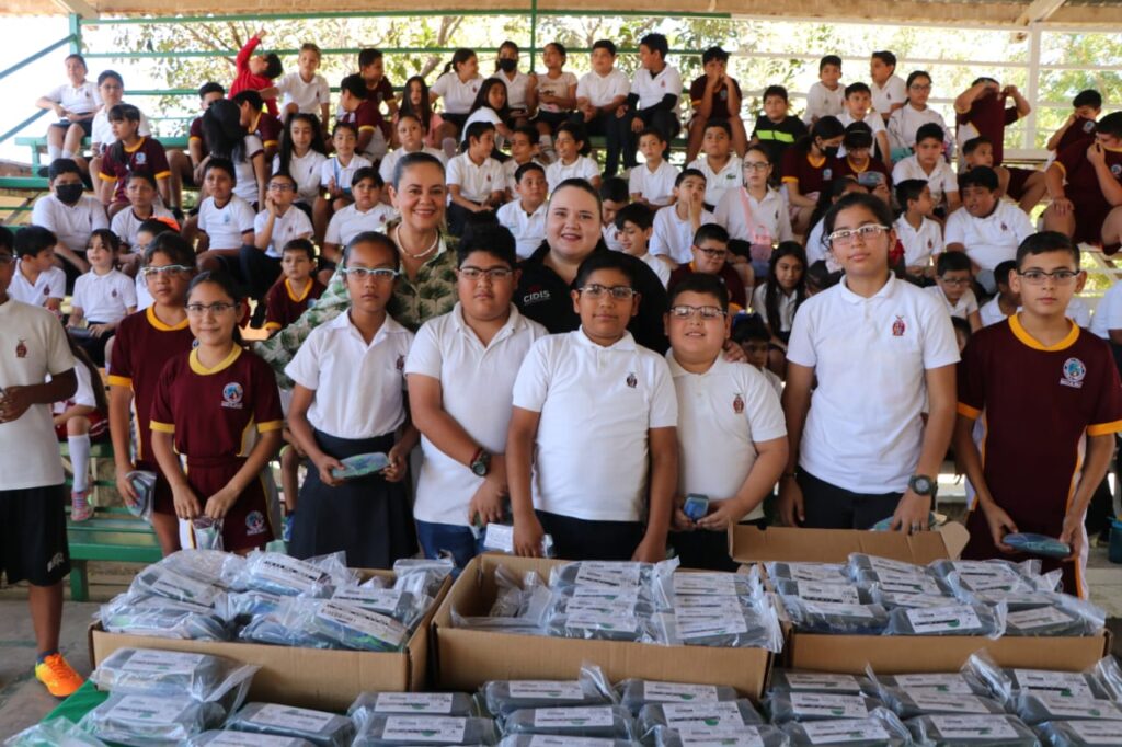 ¡Una mirada con bienestar! Dota DIF Sinaloa de lentes graduados a niñas y niños de primaria de Mazatlán