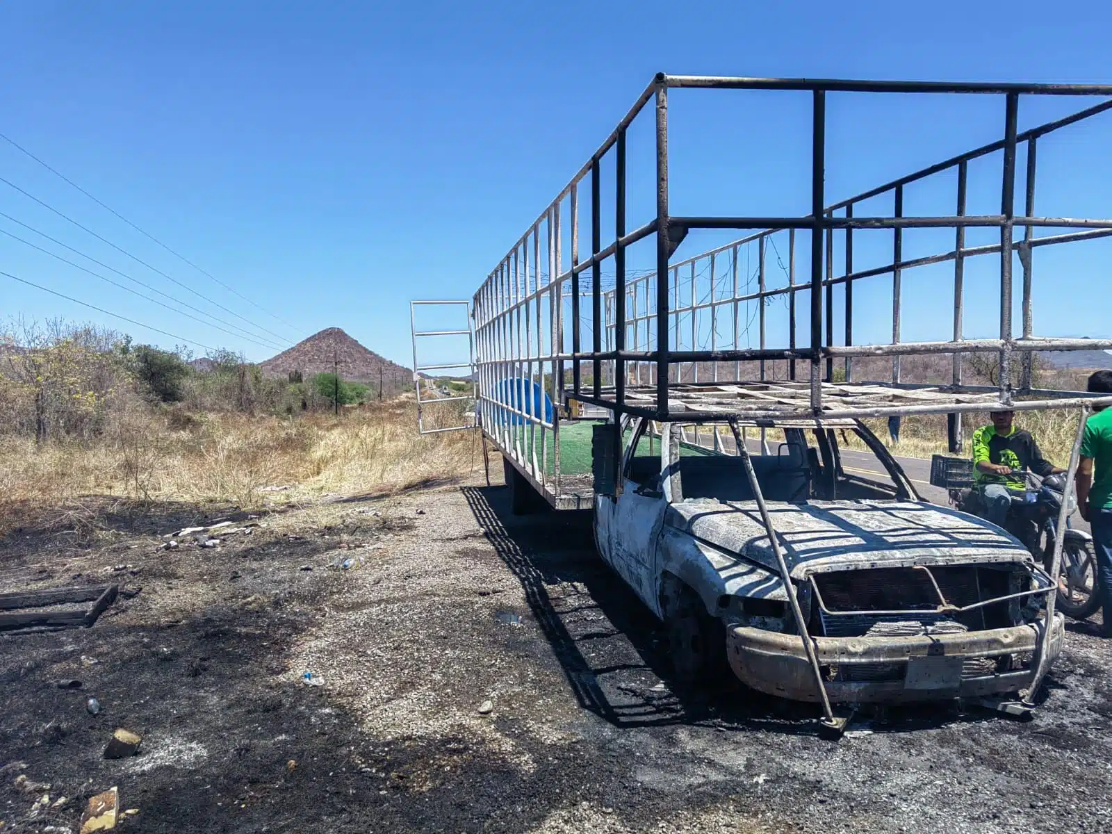 Por una falla mecánica, se incendia camioneta cargada con tinacos en la México 15 en Mocorito