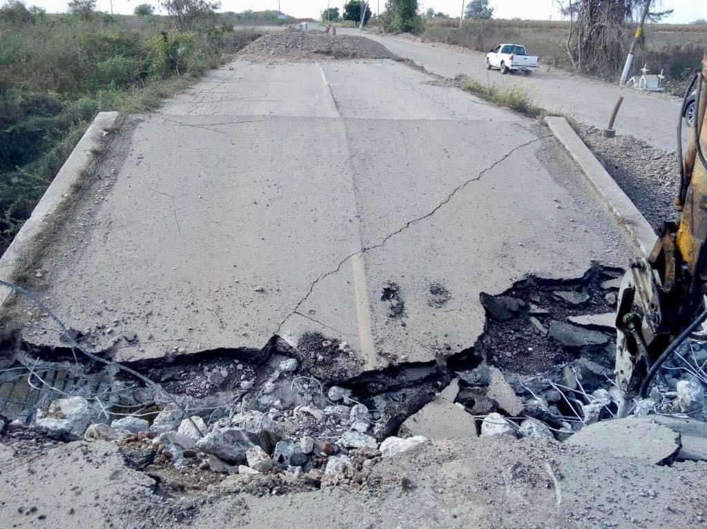 ¡Lo harán nuevo! Demuelen puente en la carretera La Cruz-Potrerillos del Norote, en Elota