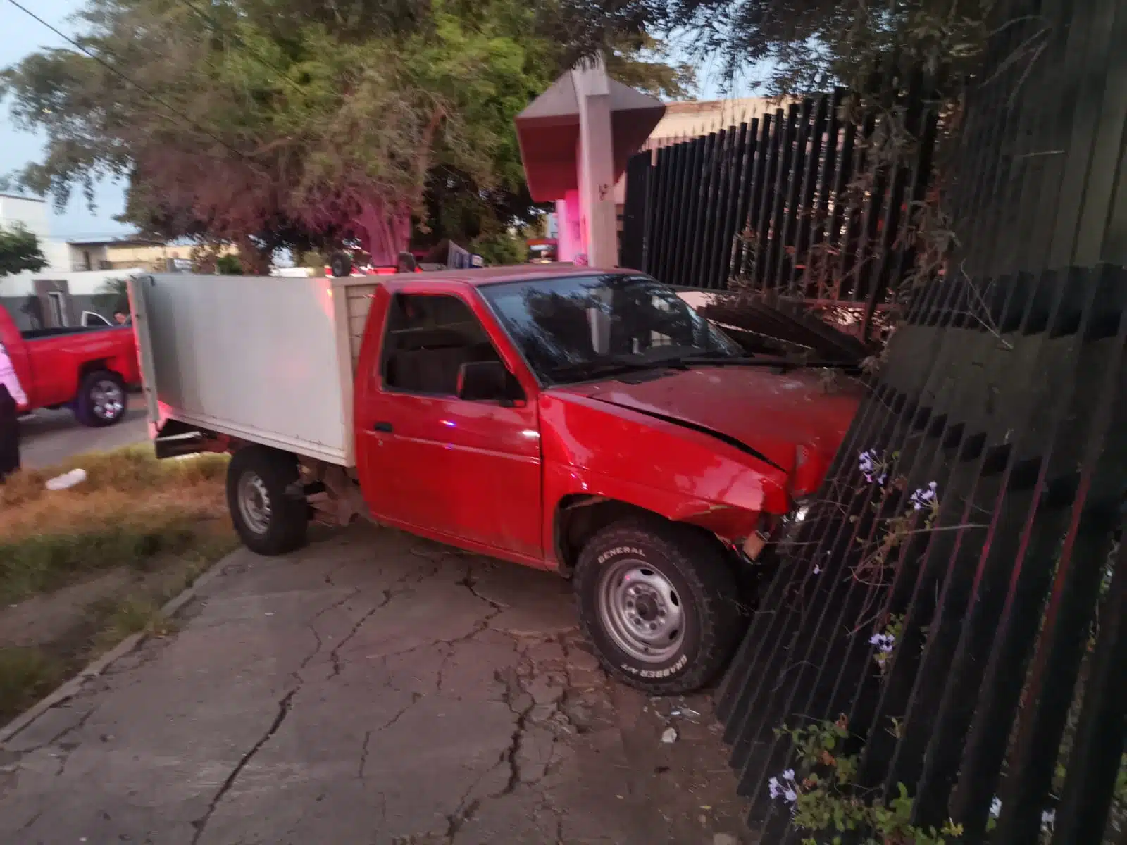 Conductor de camioneta se queda sin frenos y se estrella con el cerco de una vivienda en Los Mochis
