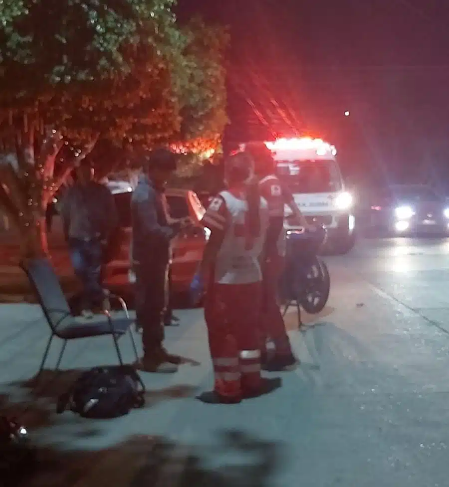 Motociclista derrapa tras cruzar tope que mandó a hacer un particular en Los Mochis y sufre lesiones