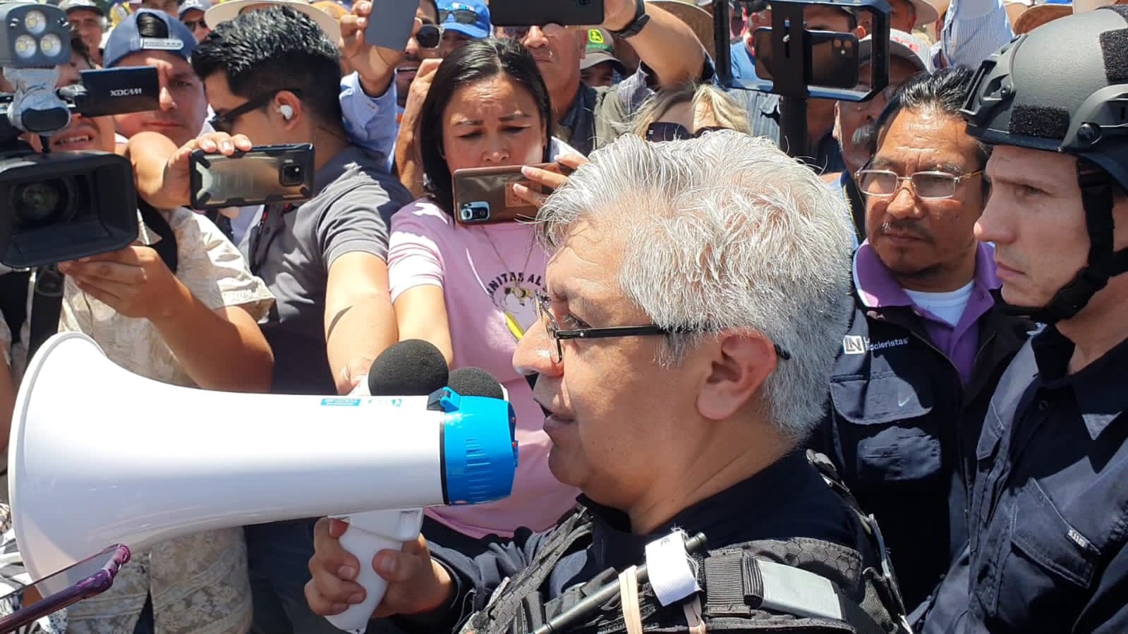 ¡Con un mensaje de Rocha! Llega titular de SSPE a toma de Pemex en Topo; les pide desalojar